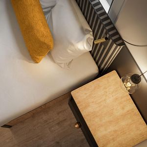 Camera con letto king size d'angolo